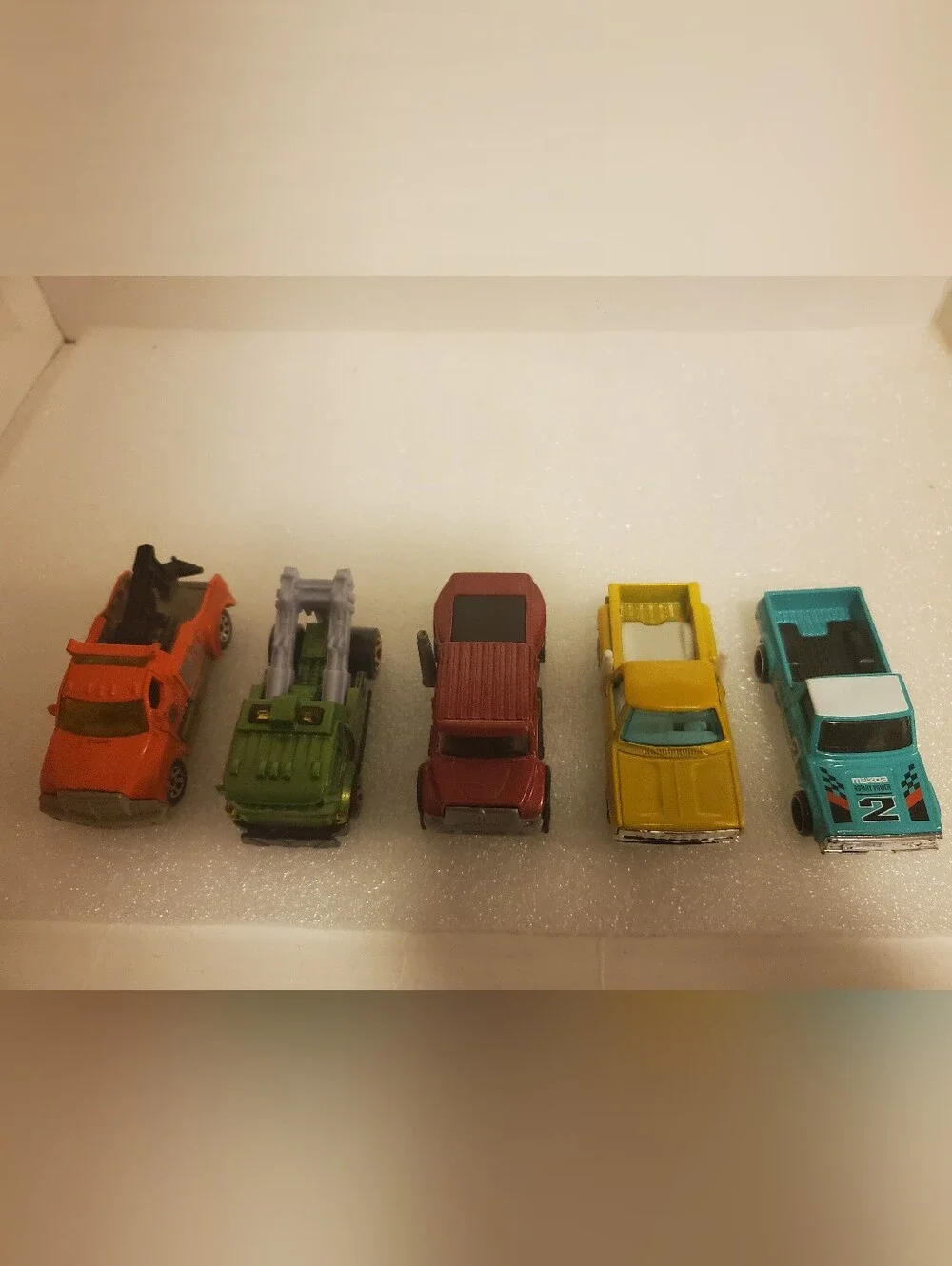 5 Diecast Vehicles 2 Tow Trucks Flatbed & 2 Pickup Trucks Matchbox Hot Wheels